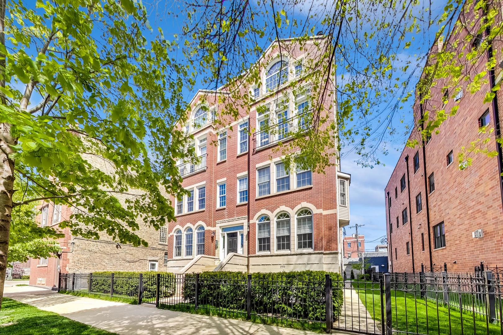 1950 W Fletcher Street Unit: 1E
