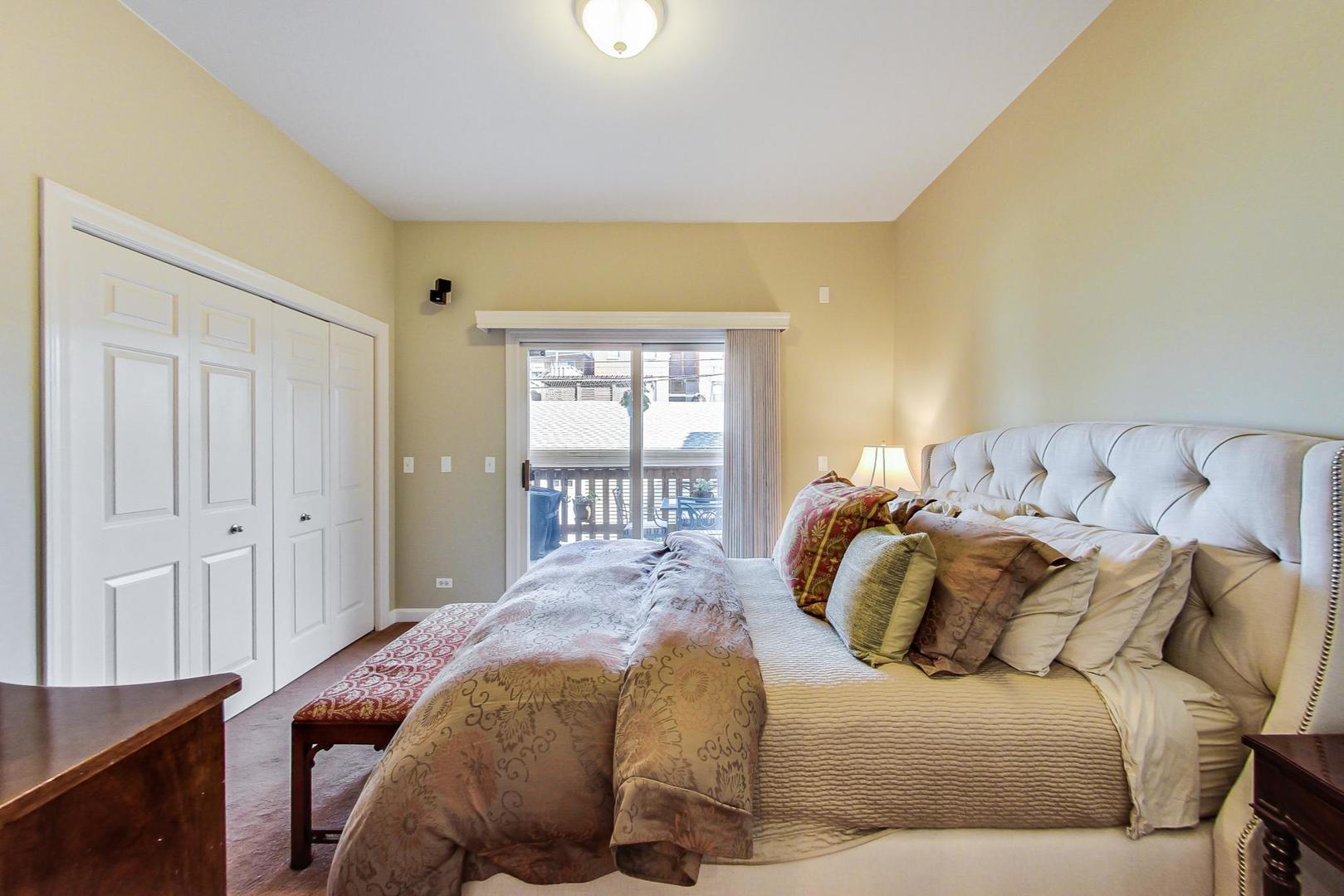 1950 W Fletcher Street Unit: 1E