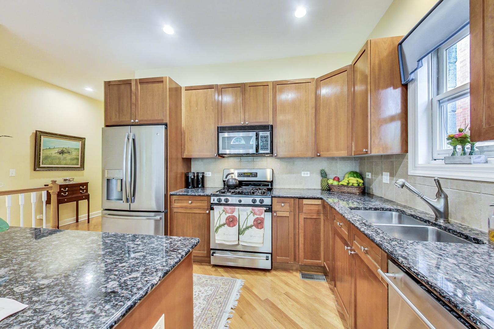 1950 W Fletcher Street Unit: 1E