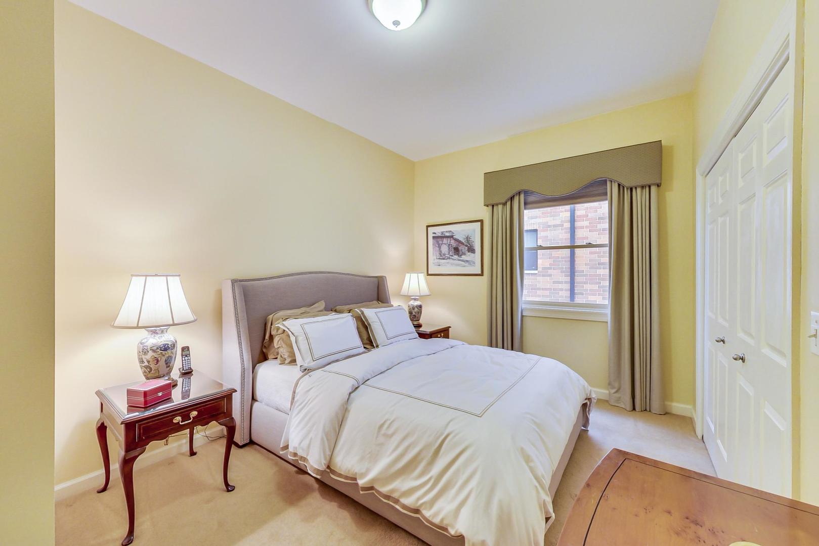 1950 W Fletcher Street Unit: 1E