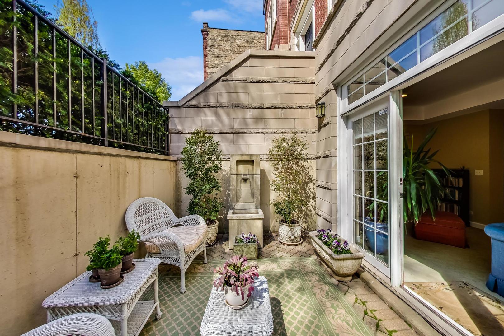 1950 W Fletcher Street Unit: 1E