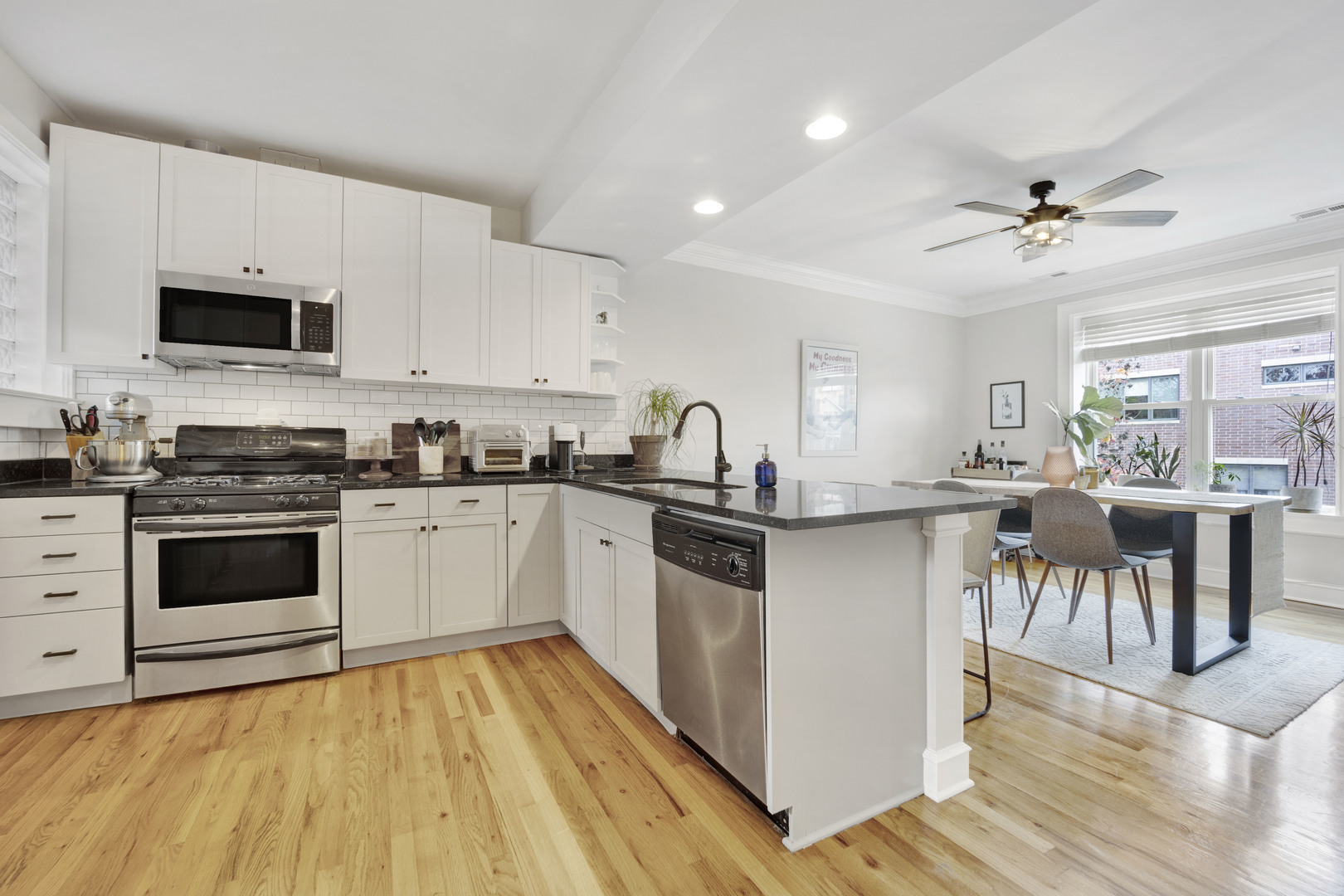 2232 W Roscoe Street Unit: 3