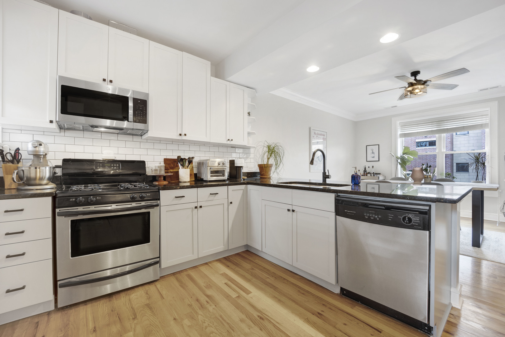 2232 W Roscoe Street Unit: 3