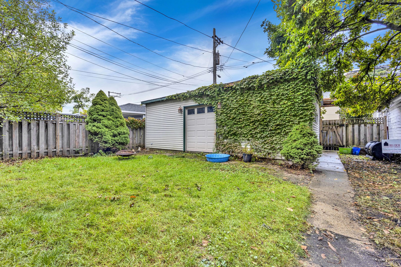 2121 W LELAND Avenue