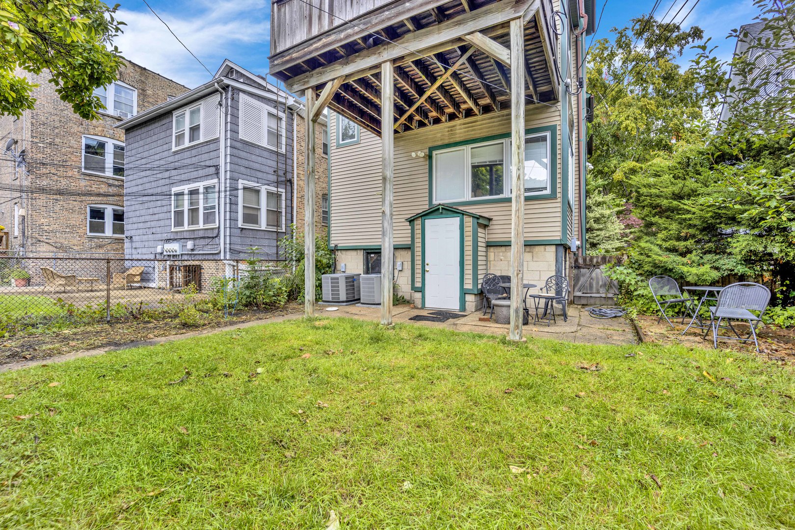 2121 W LELAND Avenue