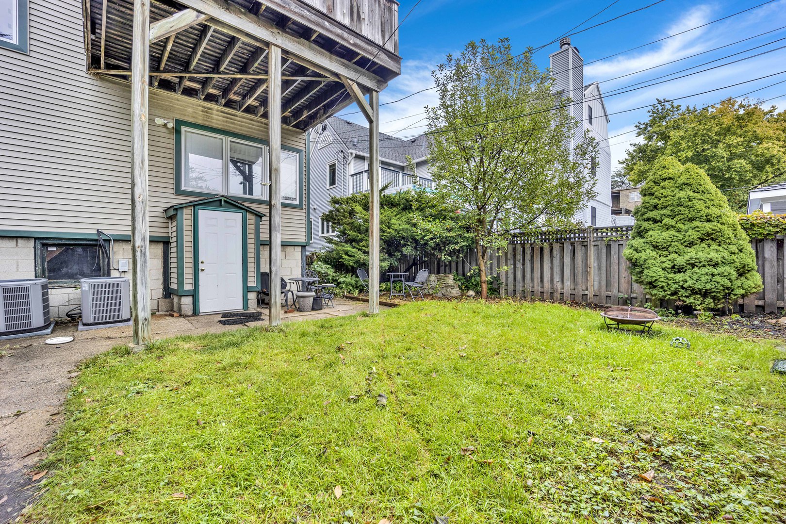 2121 W LELAND Avenue