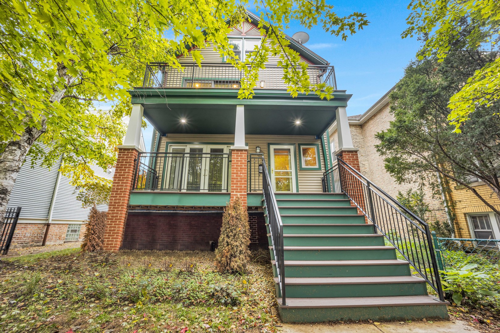 2121 W LELAND Avenue