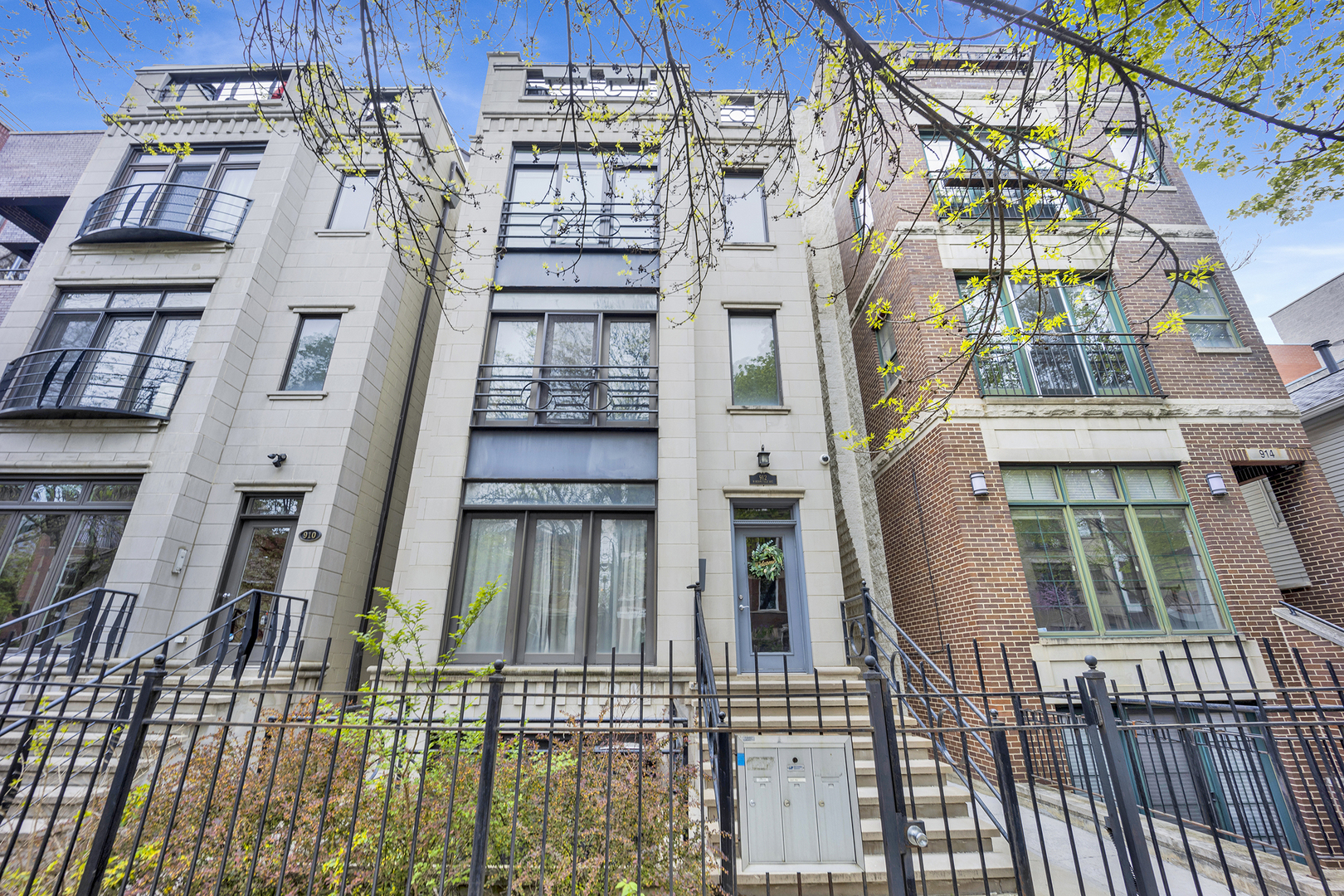 912 N Hermitage Avenue Unit: 3