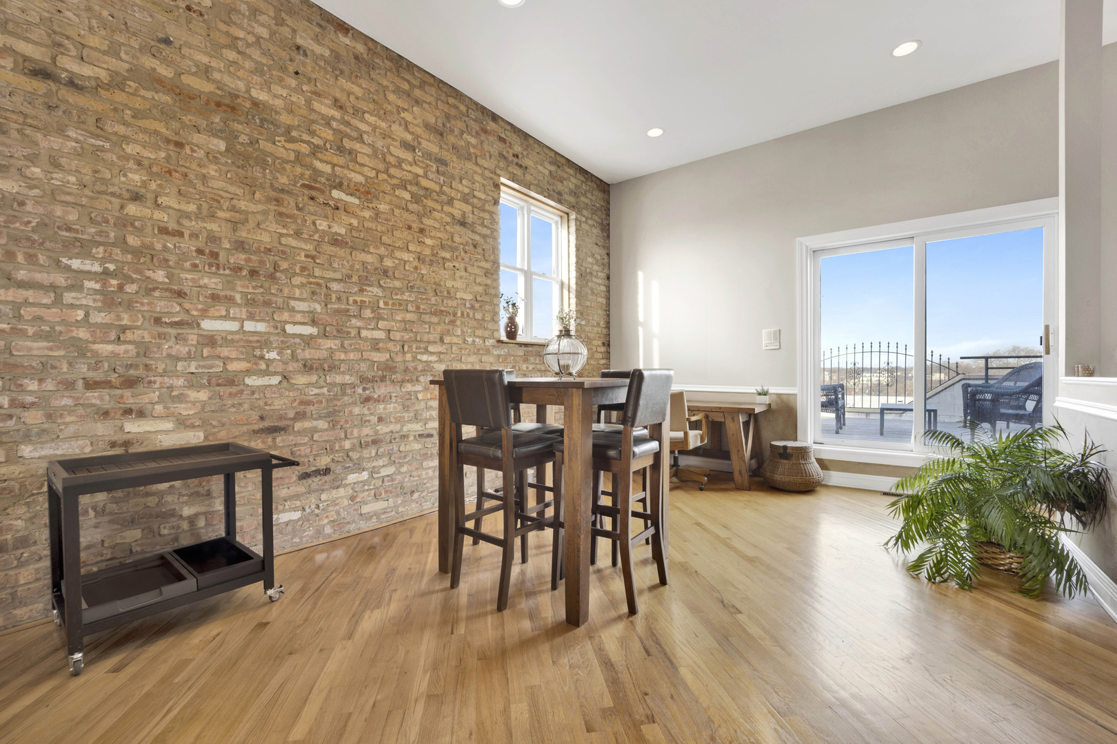 2041 W Belmont Avenue Unit: 4W