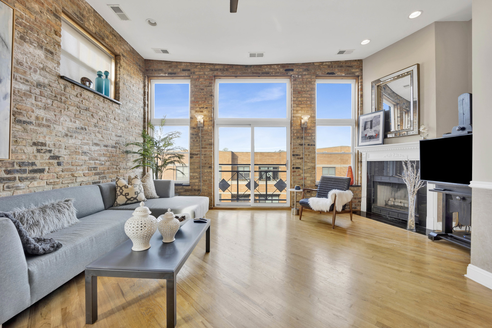 2041 W Belmont Avenue Unit: 4W