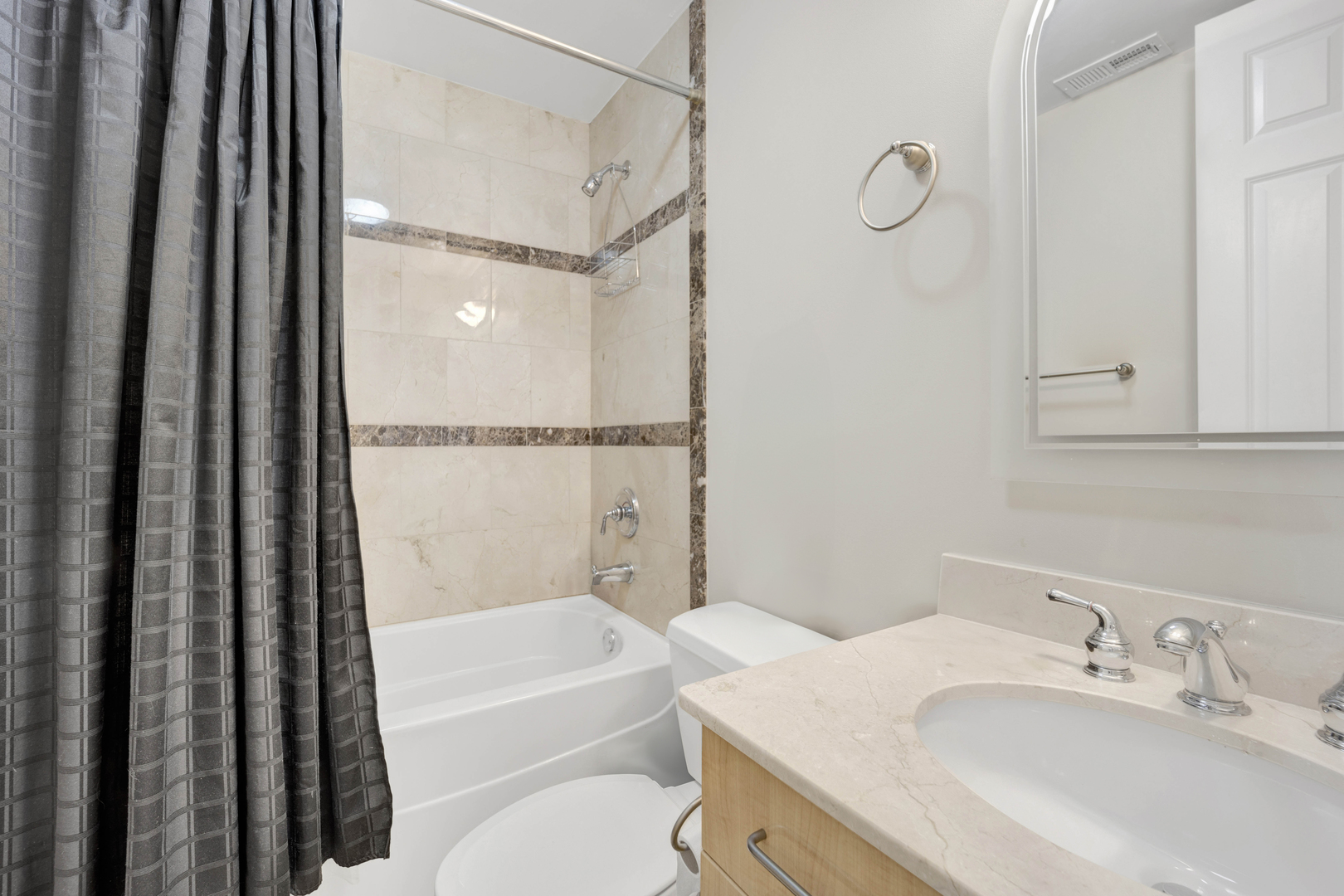 2041 W Belmont Avenue Unit: 4W