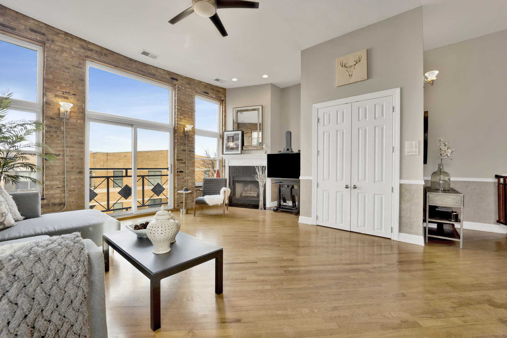 2041 W Belmont Avenue Unit: 4W
