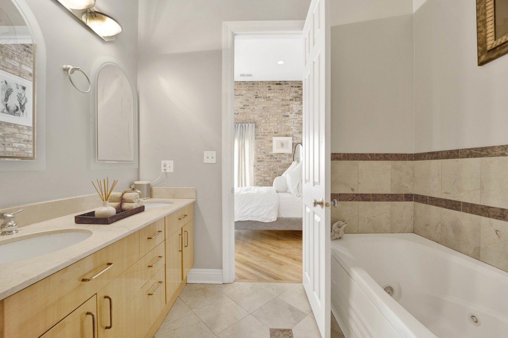 2041 W Belmont Avenue Unit: 4W