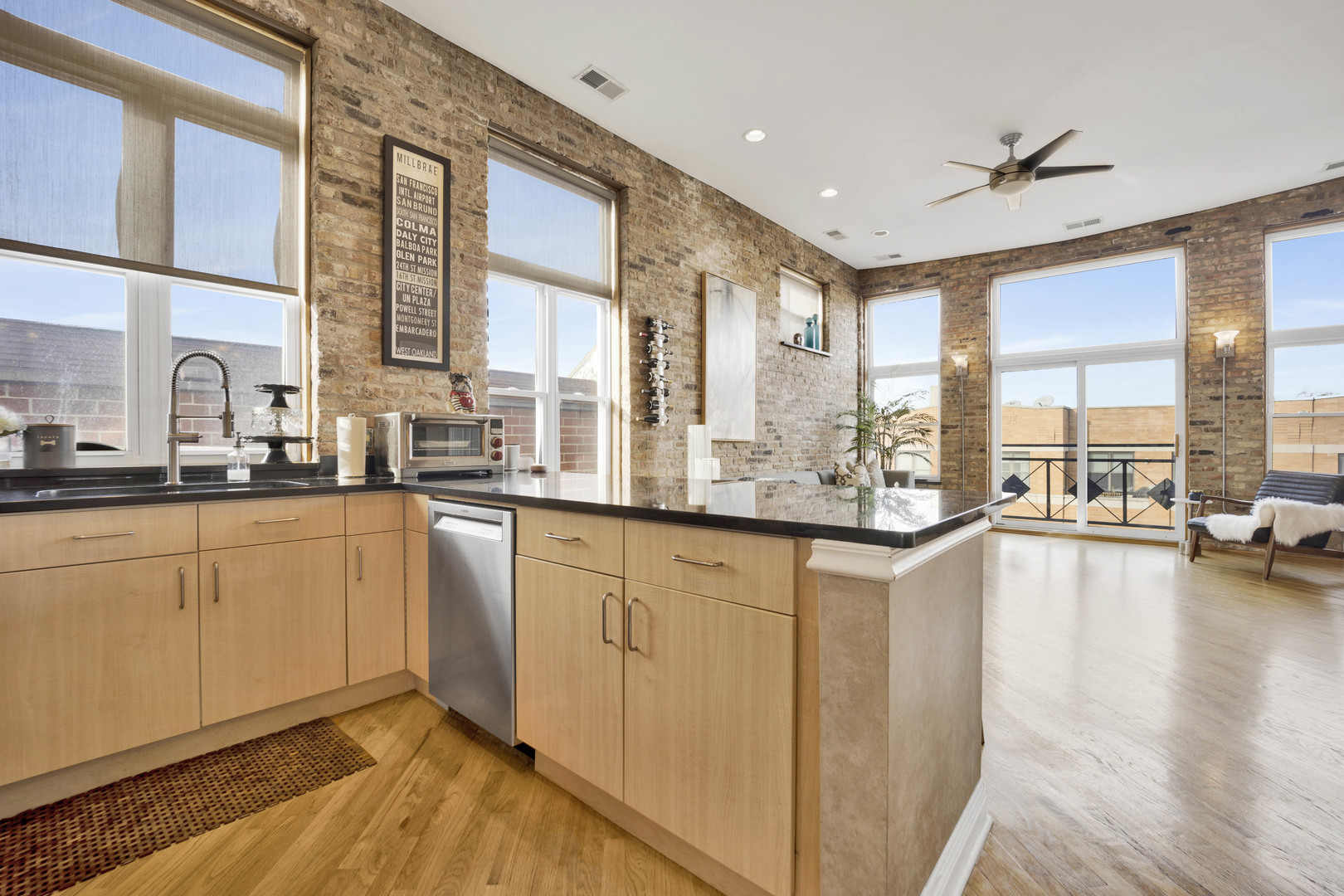 2041 W Belmont Avenue Unit: 4W