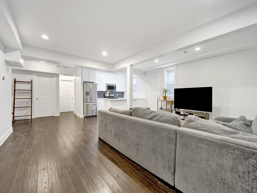 1949 W Roscoe Street Unit: 1C