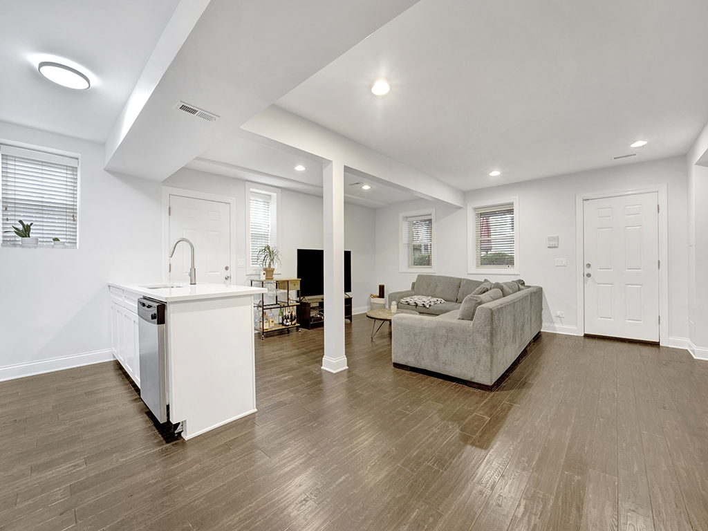 1949 W Roscoe Street Unit: 1C