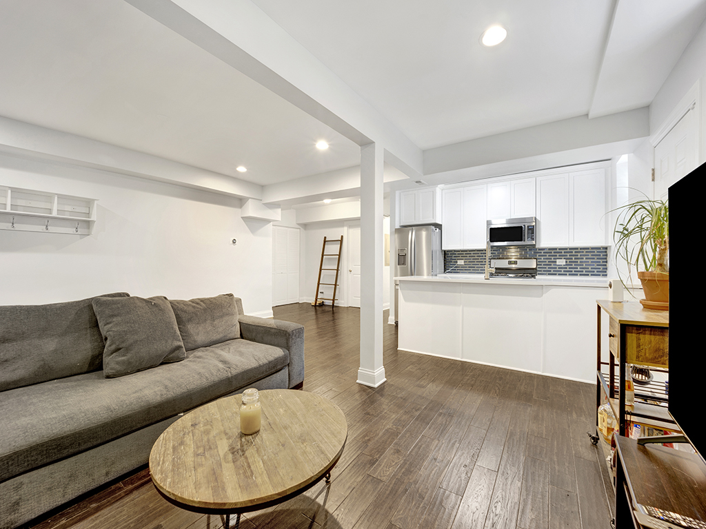 1949 W Roscoe Street Unit: 1C