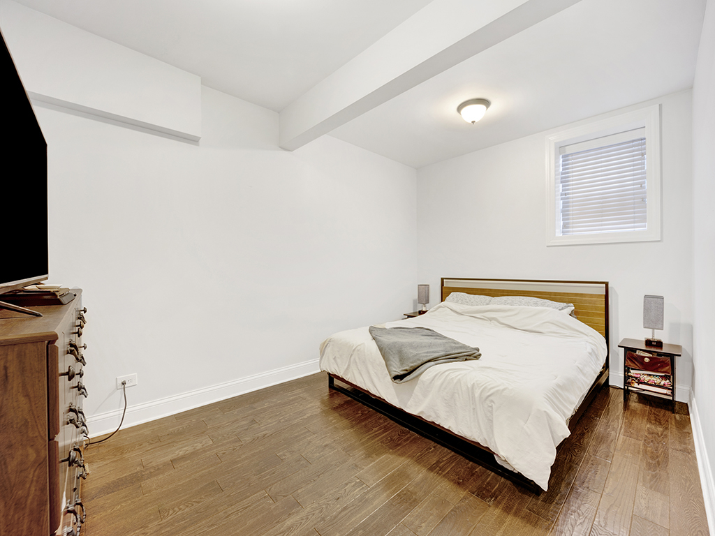 1949 W Roscoe Street Unit: 1C