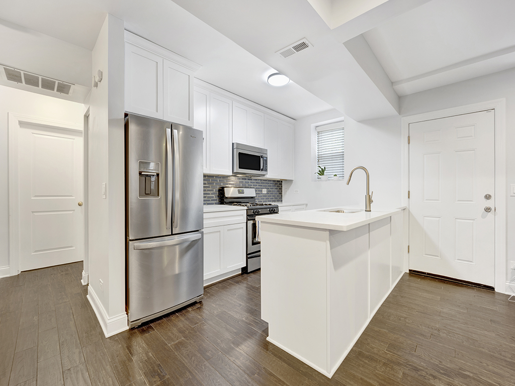 1949 W Roscoe Street Unit: 1C
