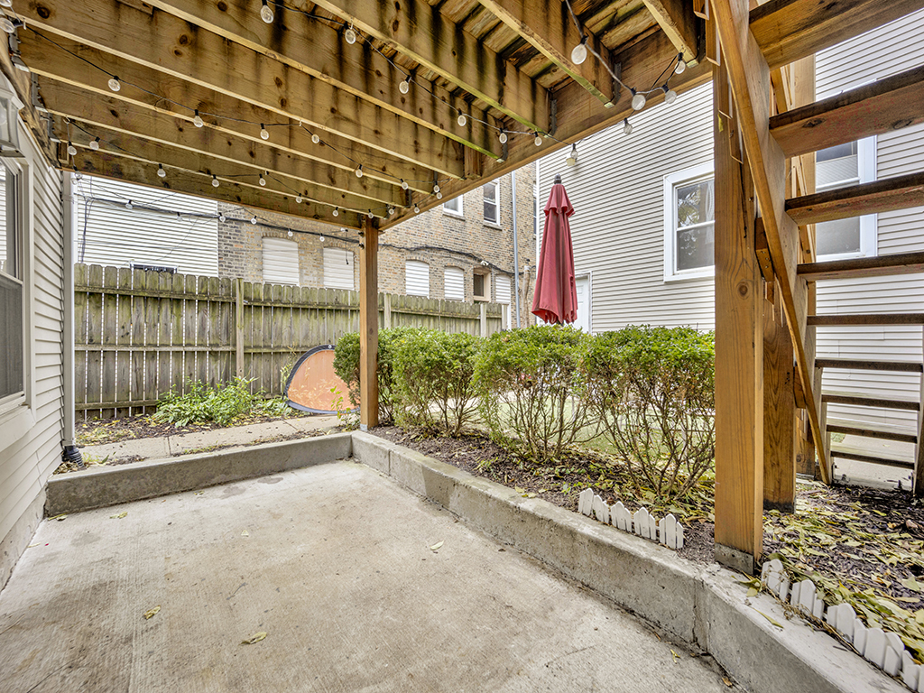 1949 W Roscoe Street Unit: 1C