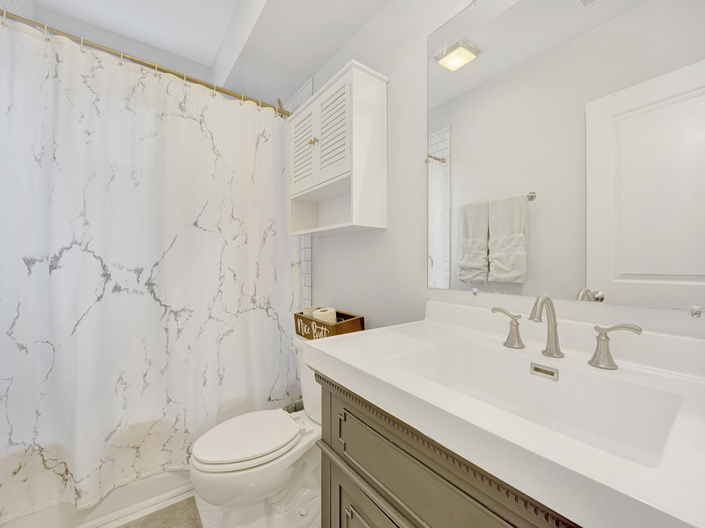1949 W Roscoe Street Unit: 1C
