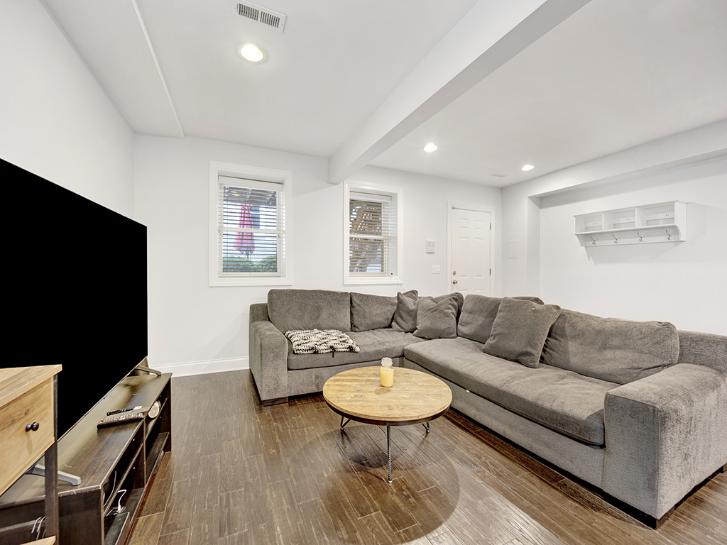 1949 W Roscoe Street Unit: 1C