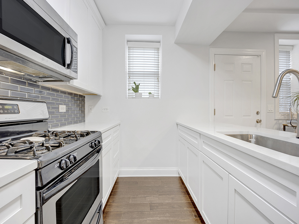 1949 W Roscoe Street Unit: 1C