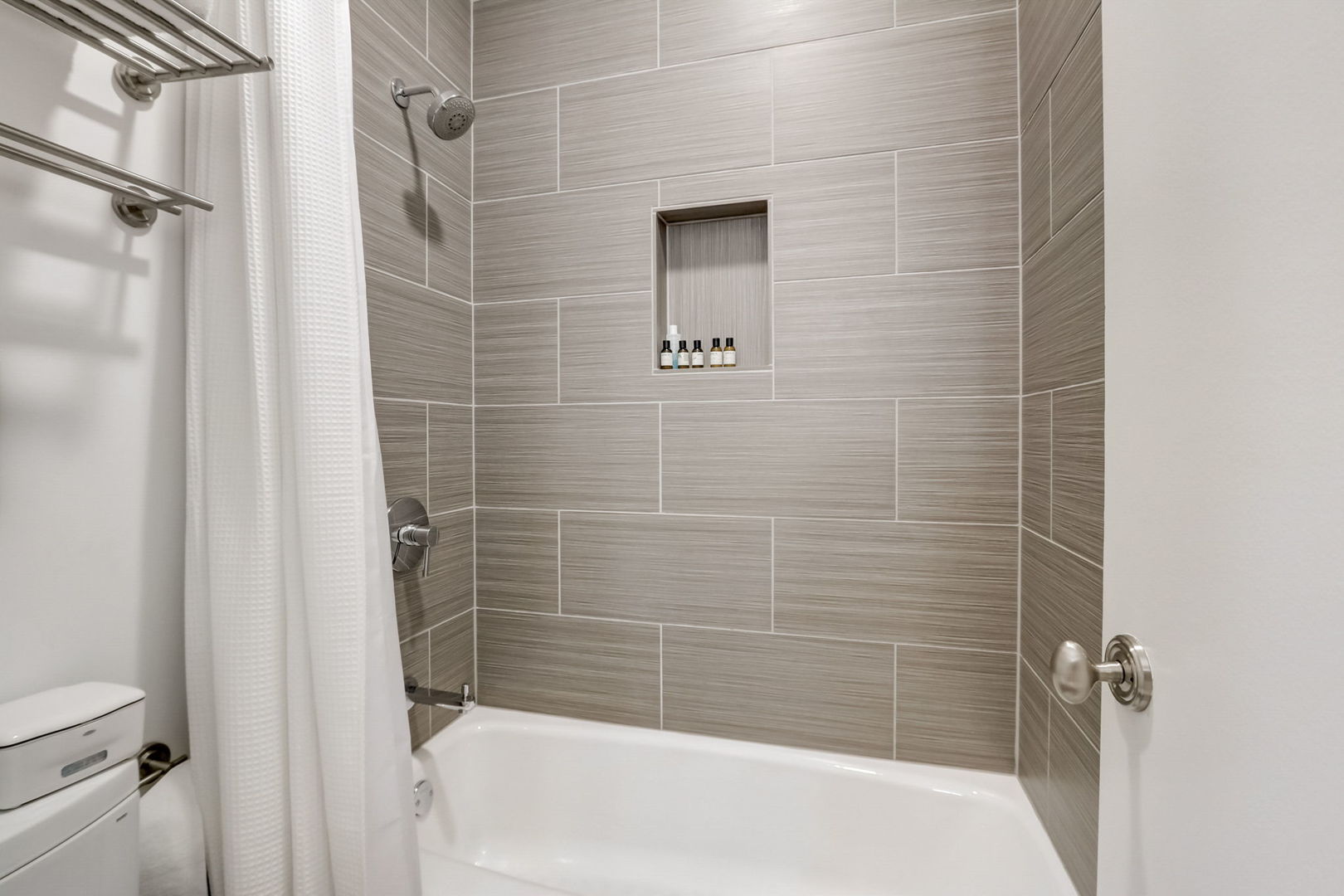 3144 N Lincoln Avenue Unit: 2