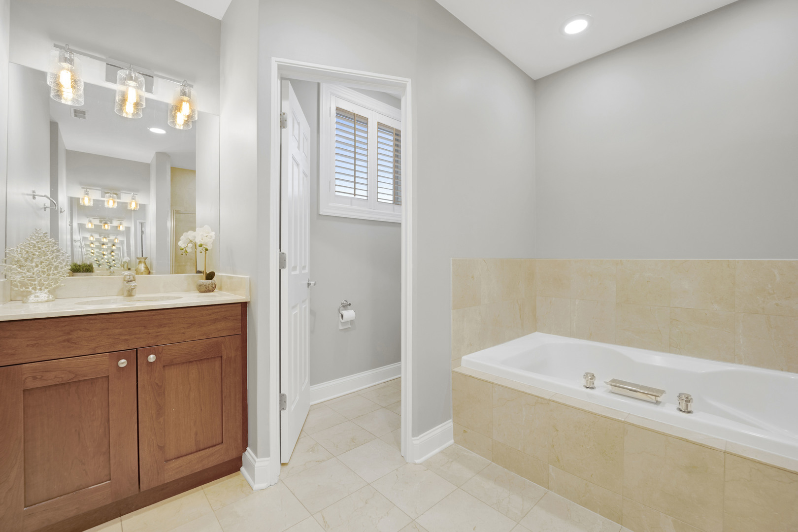 830 W Bradley Place Unit: 4N