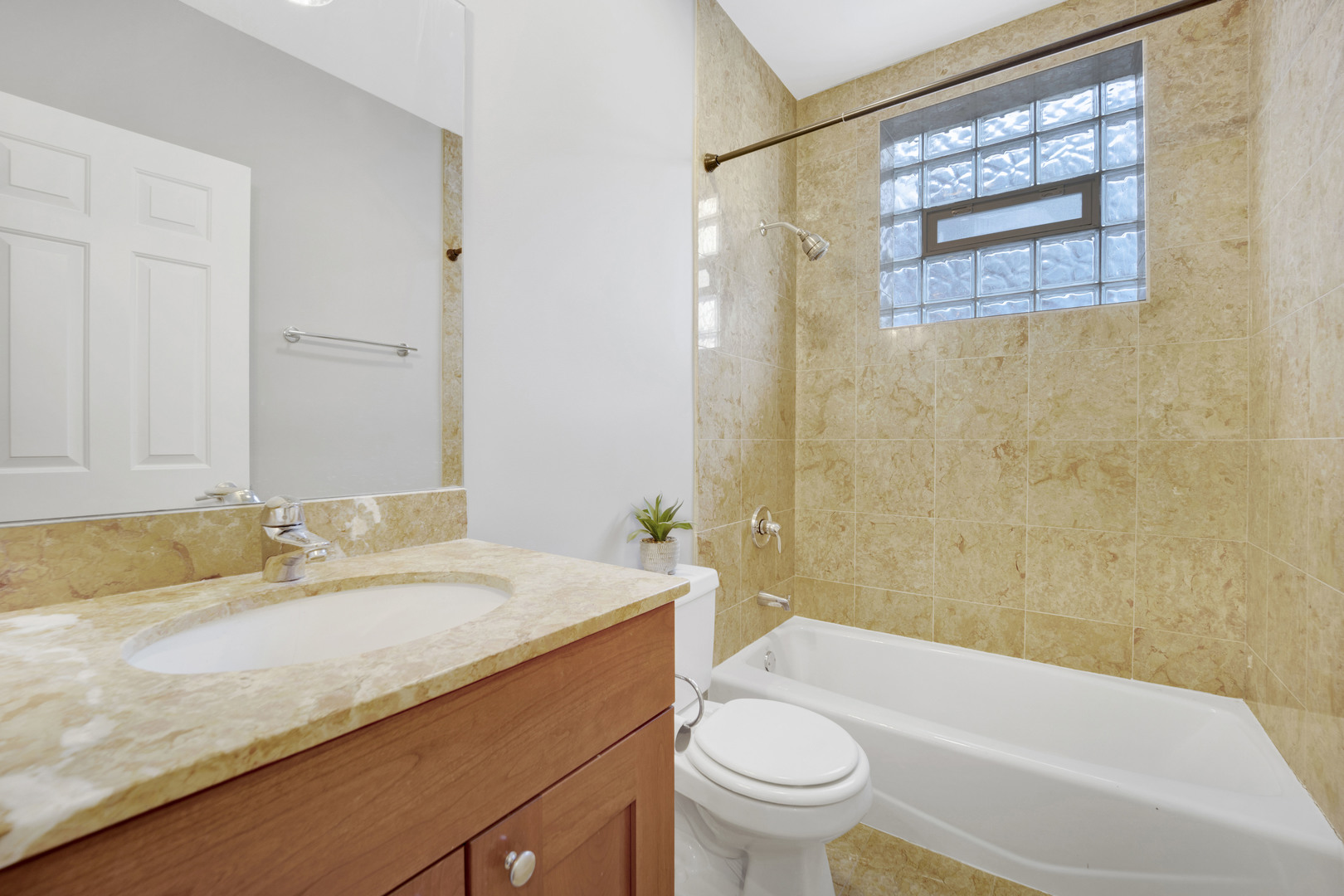 830 W Bradley Place Unit: 4N