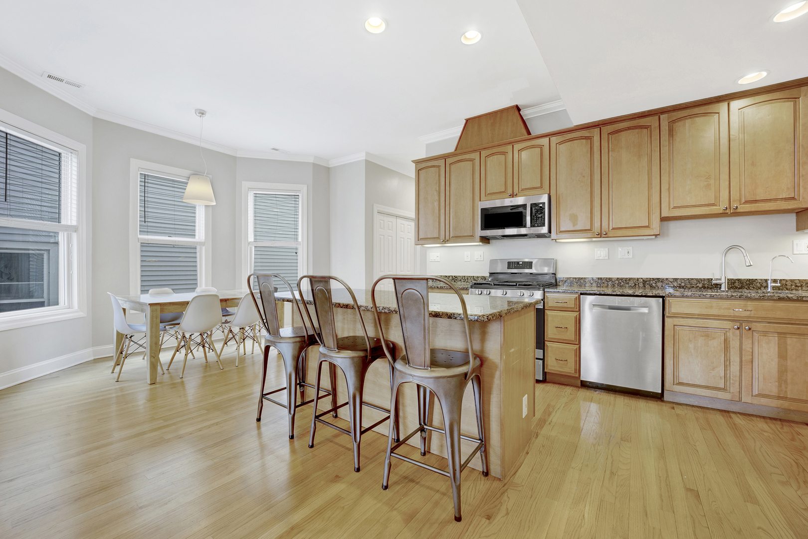 3638 N Hoyne Avenue Unit: 2