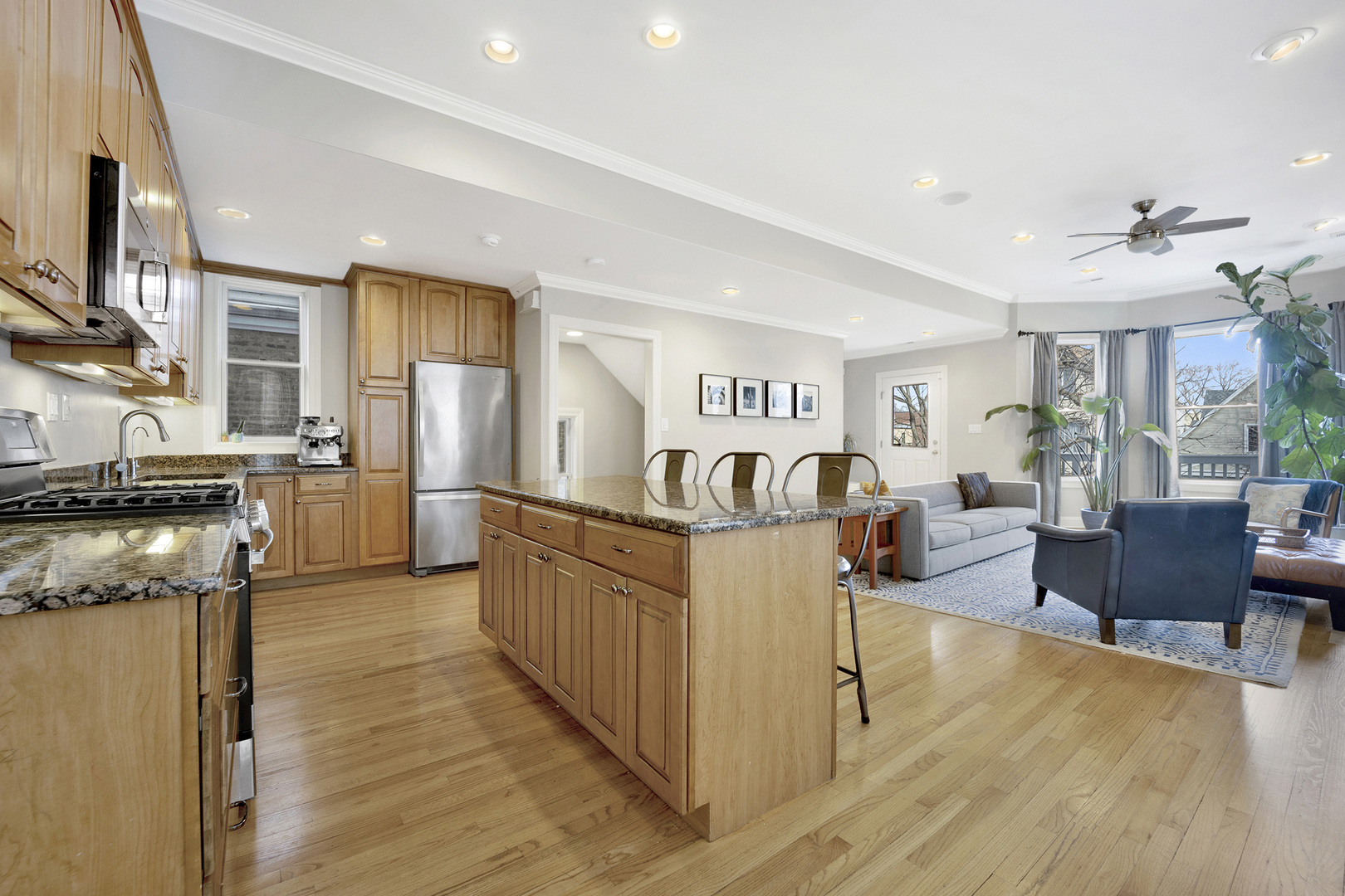 3638 N Hoyne Avenue Unit: 2