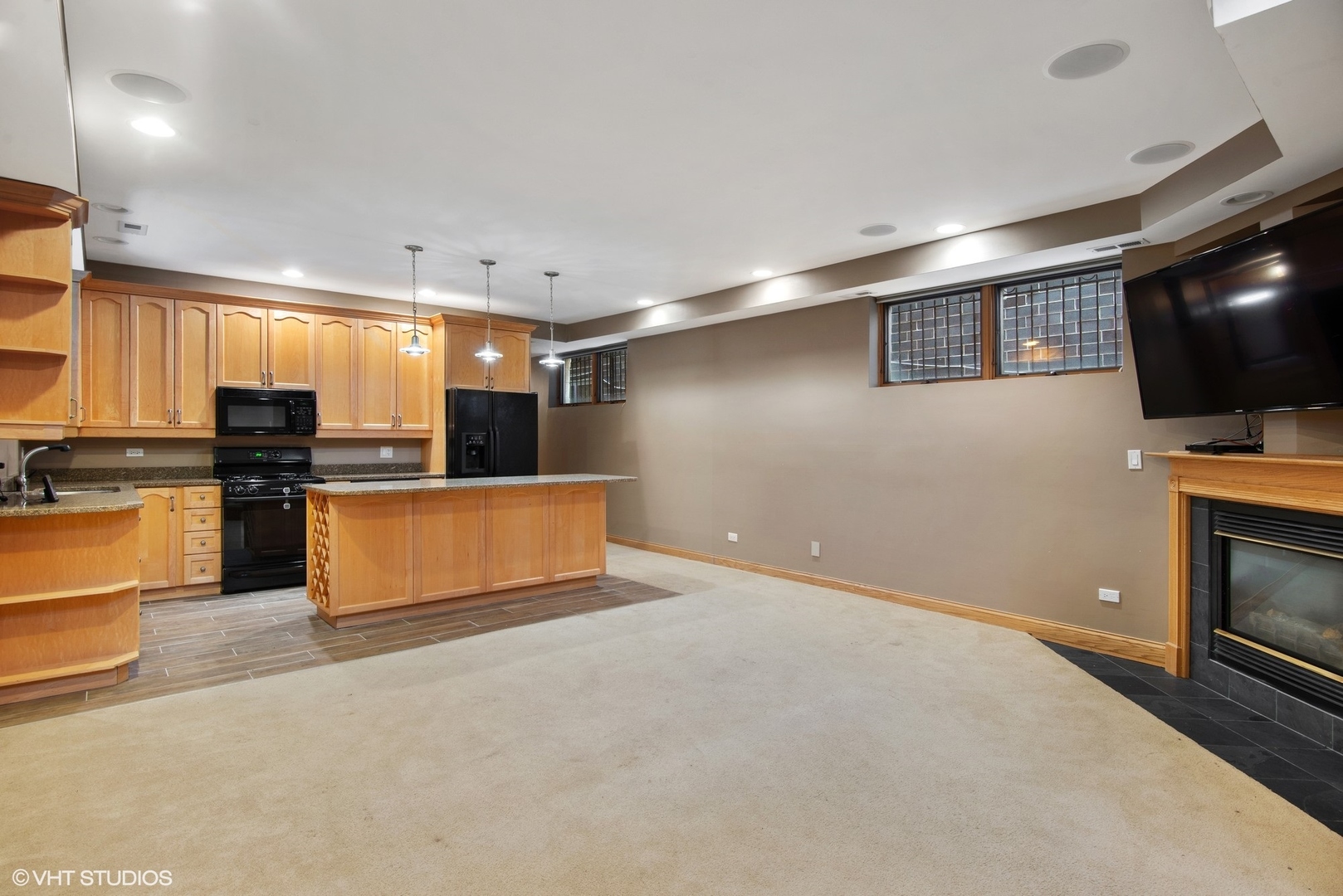 1631 W WOLFRAM Street