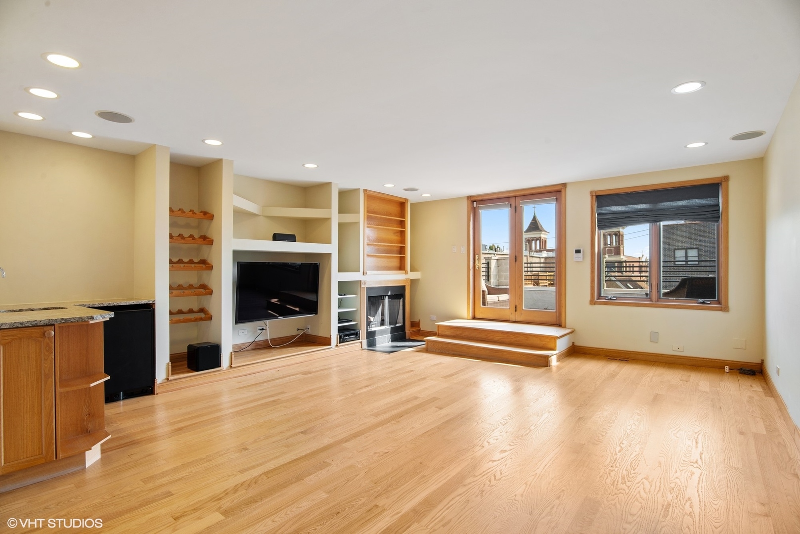 1631 W WOLFRAM Street