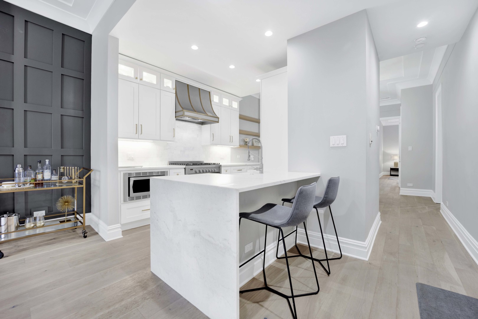 816 N Dearborn Street Unit: 2