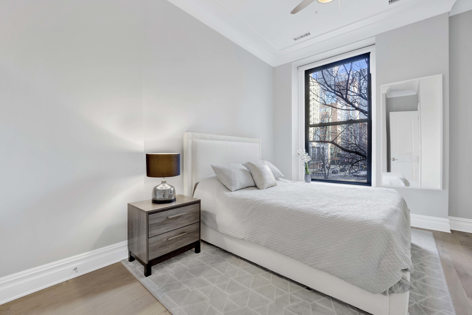 816 N Dearborn Street Unit: 2