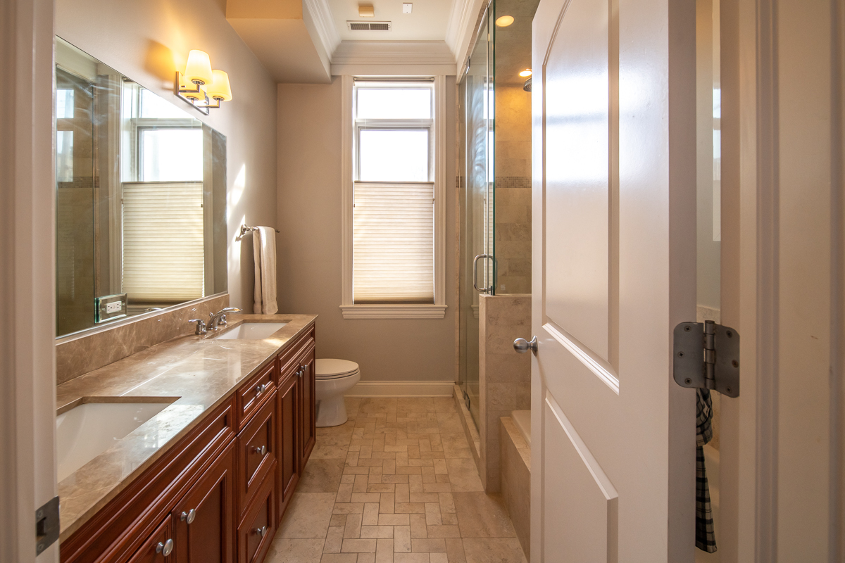 4343 N Western Avenue Unit: 201