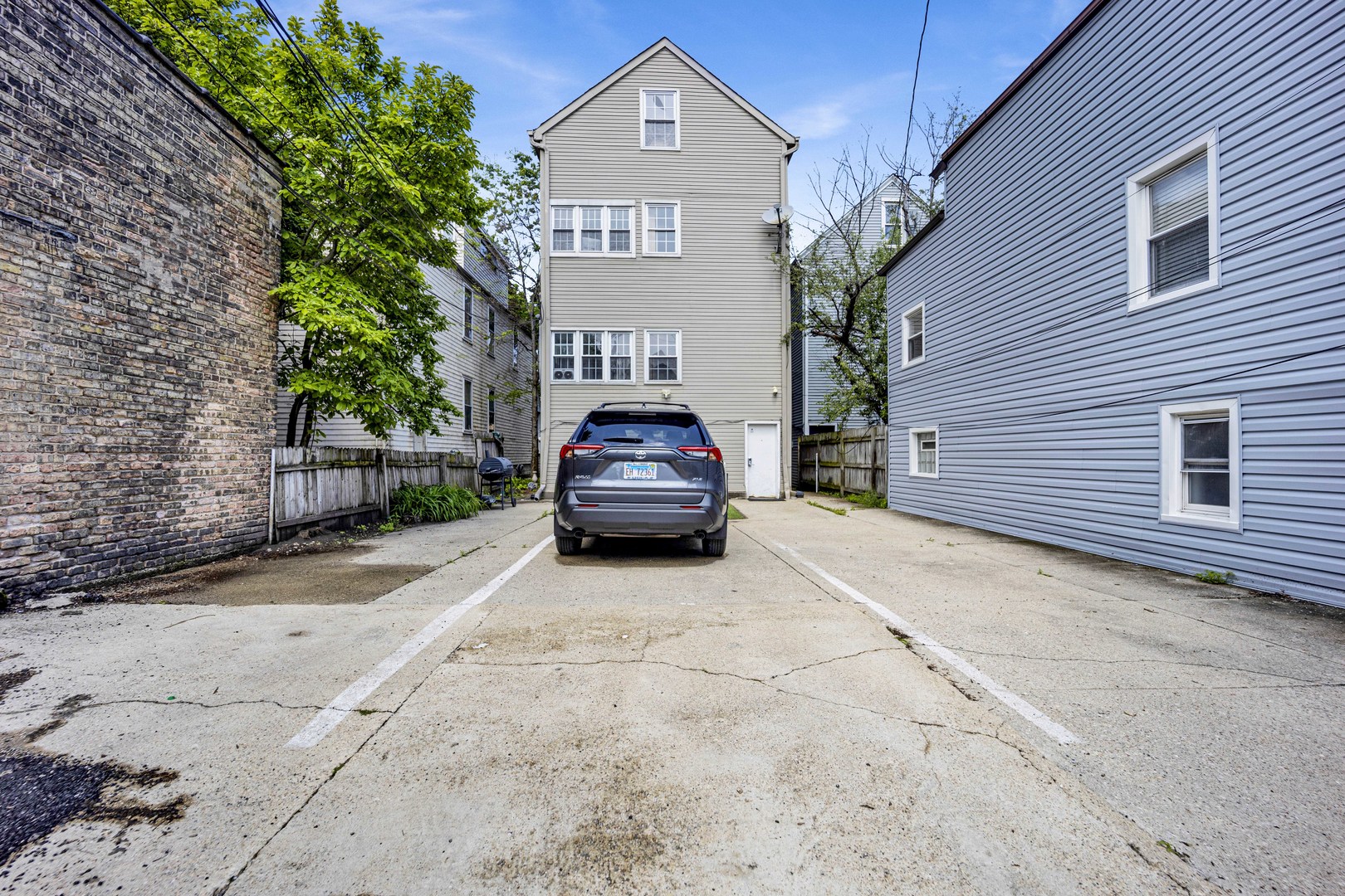 1541 W Barry Ave