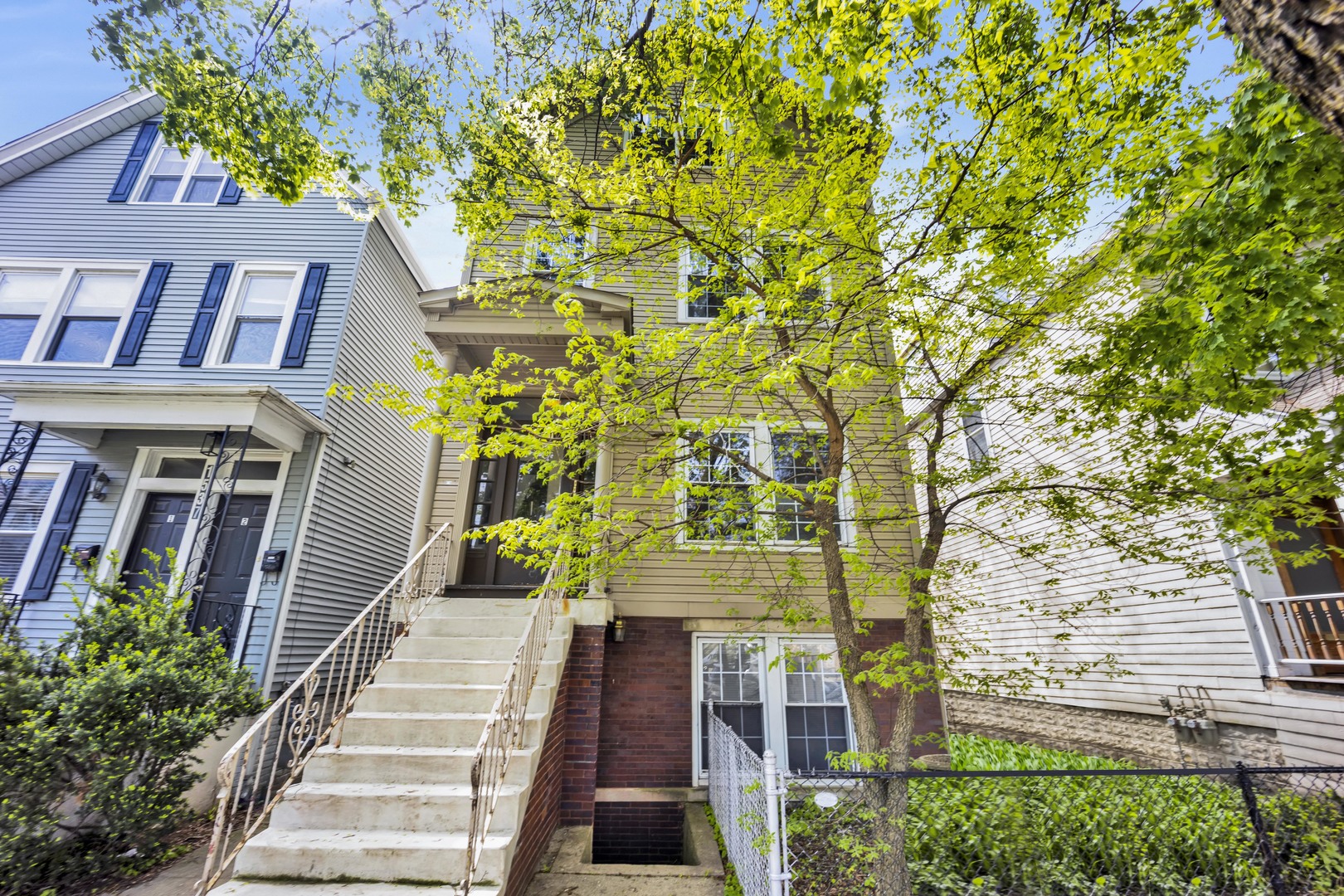 1541 W Barry Ave