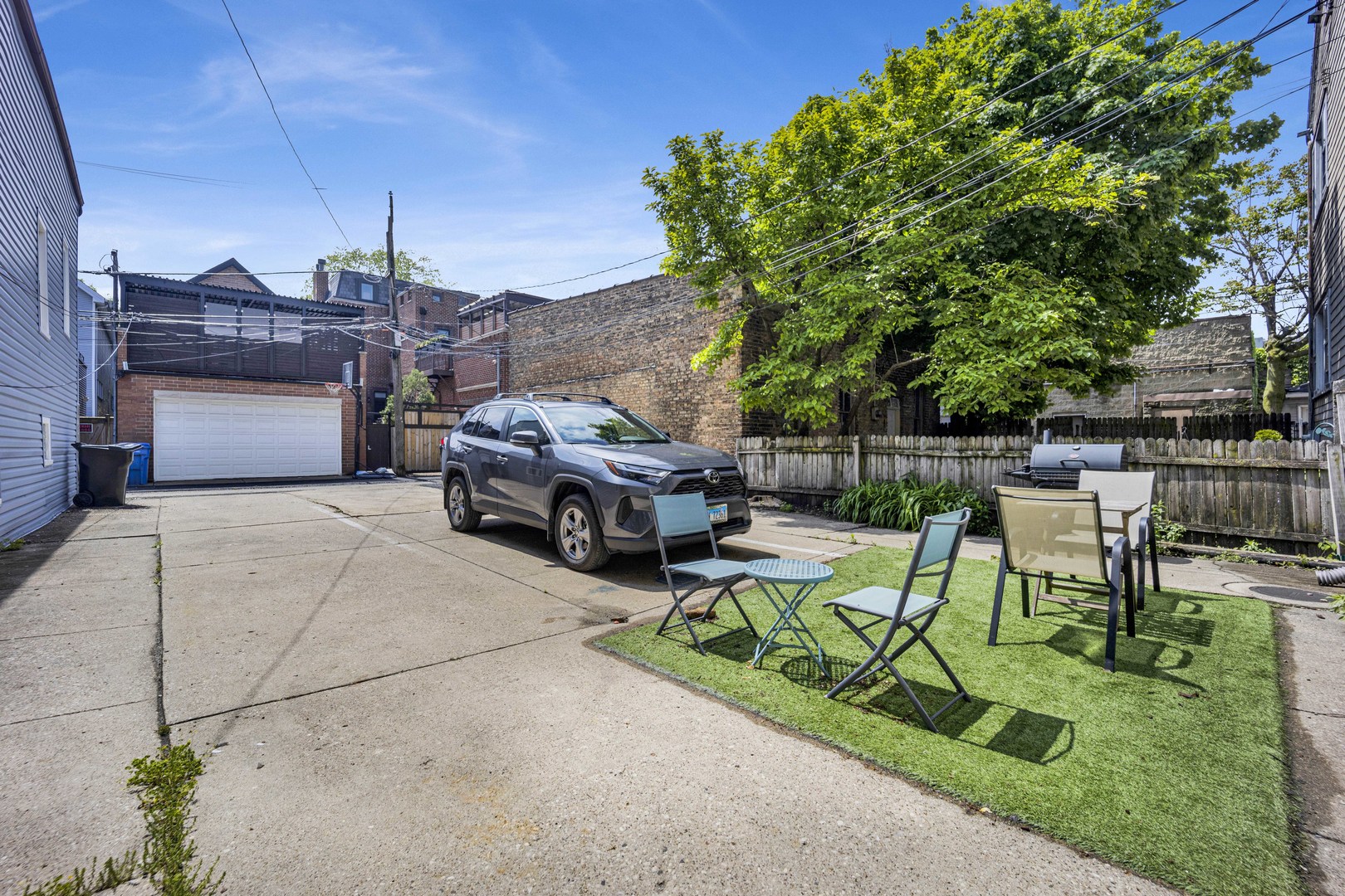 1541 W Barry Ave
