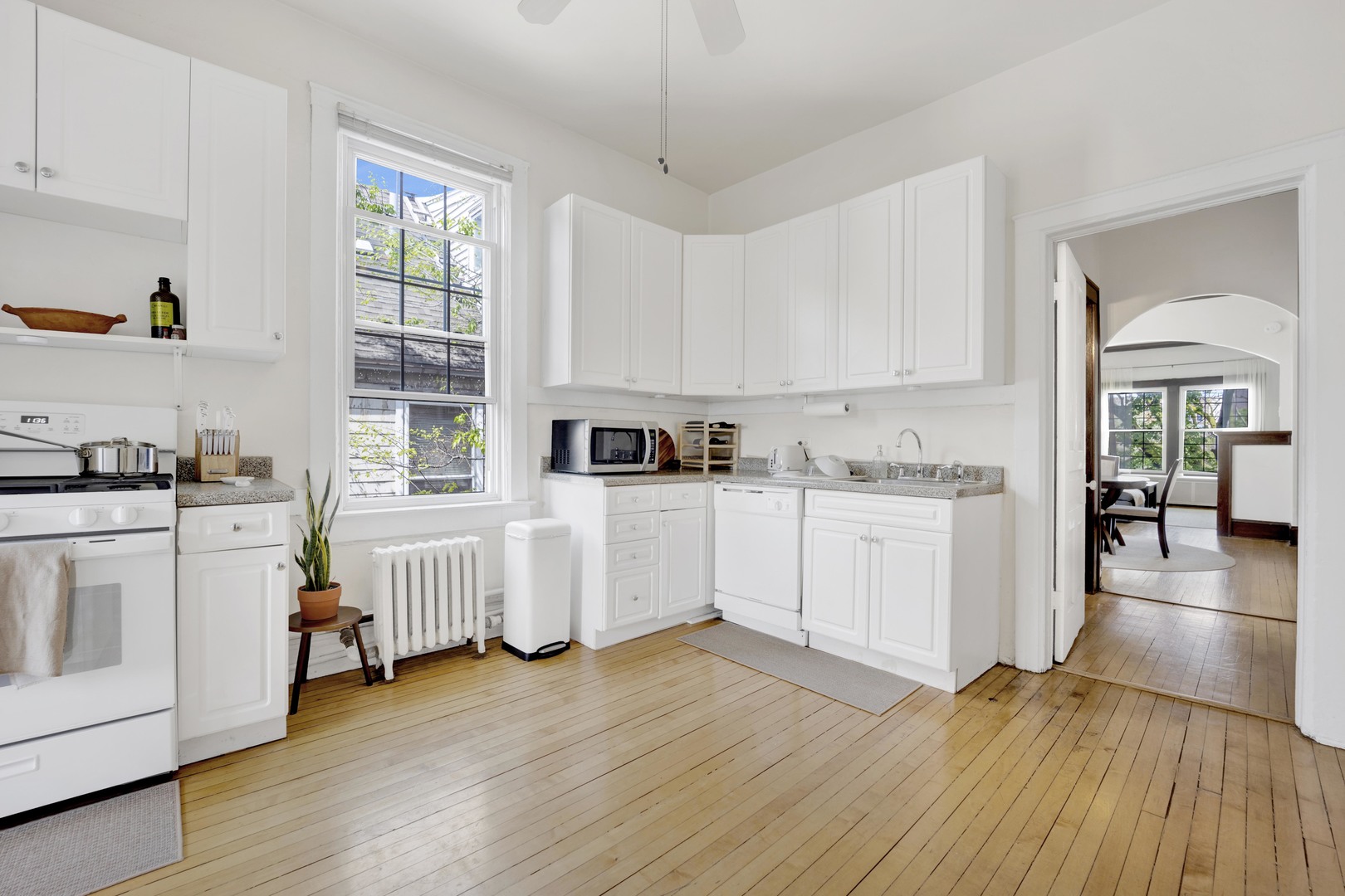 1541 W Barry Ave