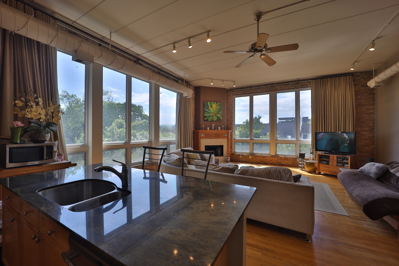 2255 W Roscoe Avenue Unit: 303