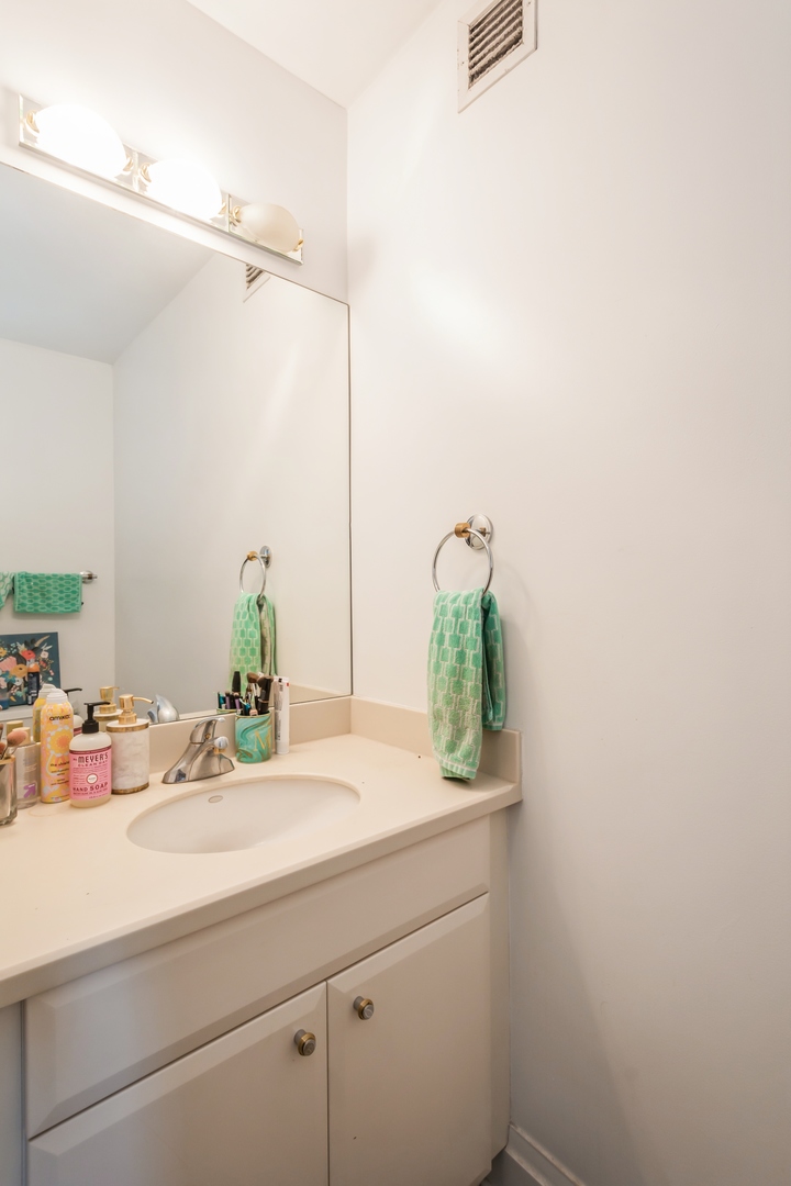 33 W ONTARIO Street Unit: 20I