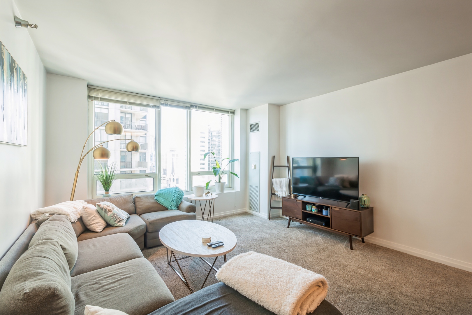 33 W ONTARIO Street Unit: 20I