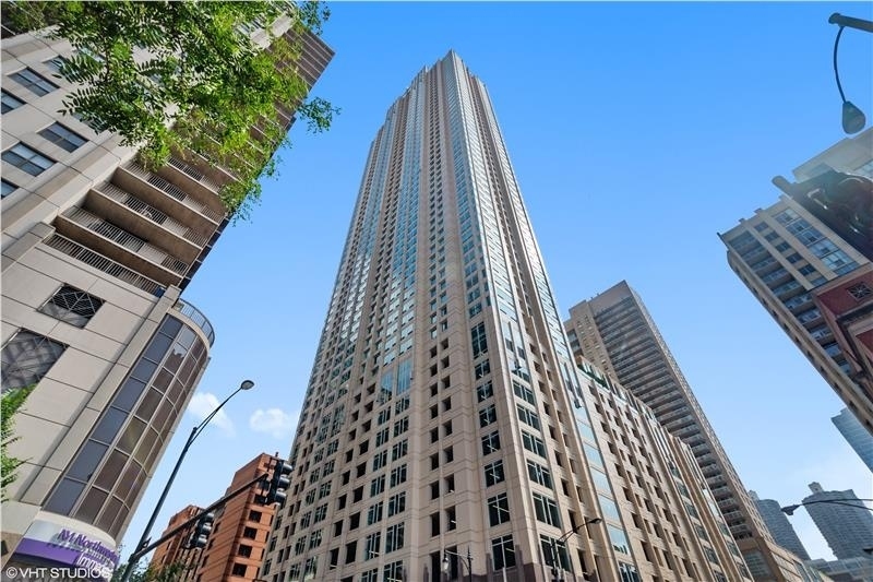 33 W ONTARIO Street Unit: 20I