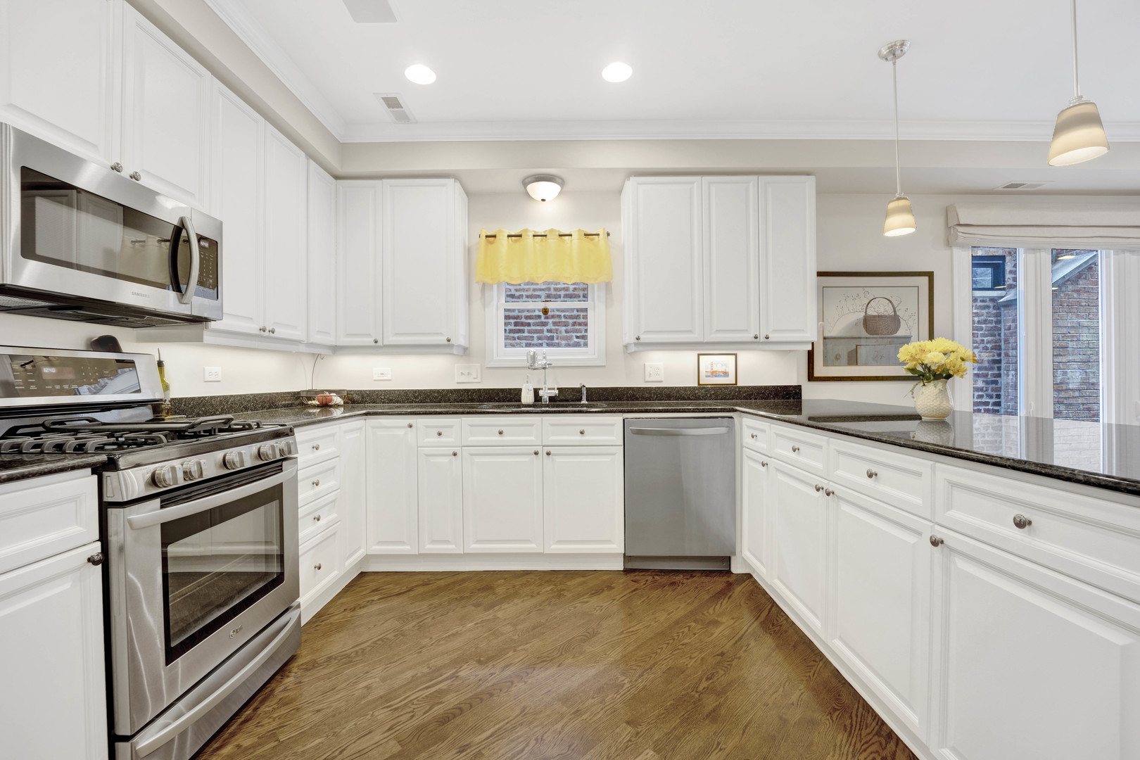 1940 N Hudson Avenue Unit: 2