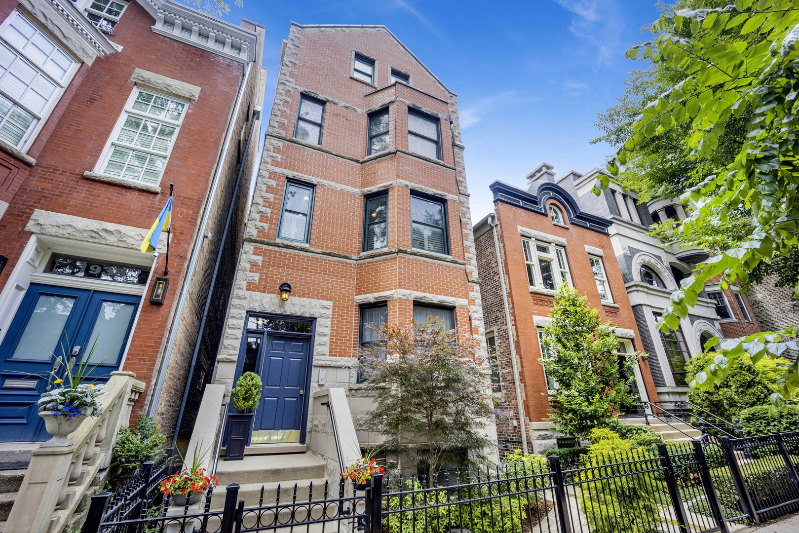 1940 N Hudson Avenue Unit: 2