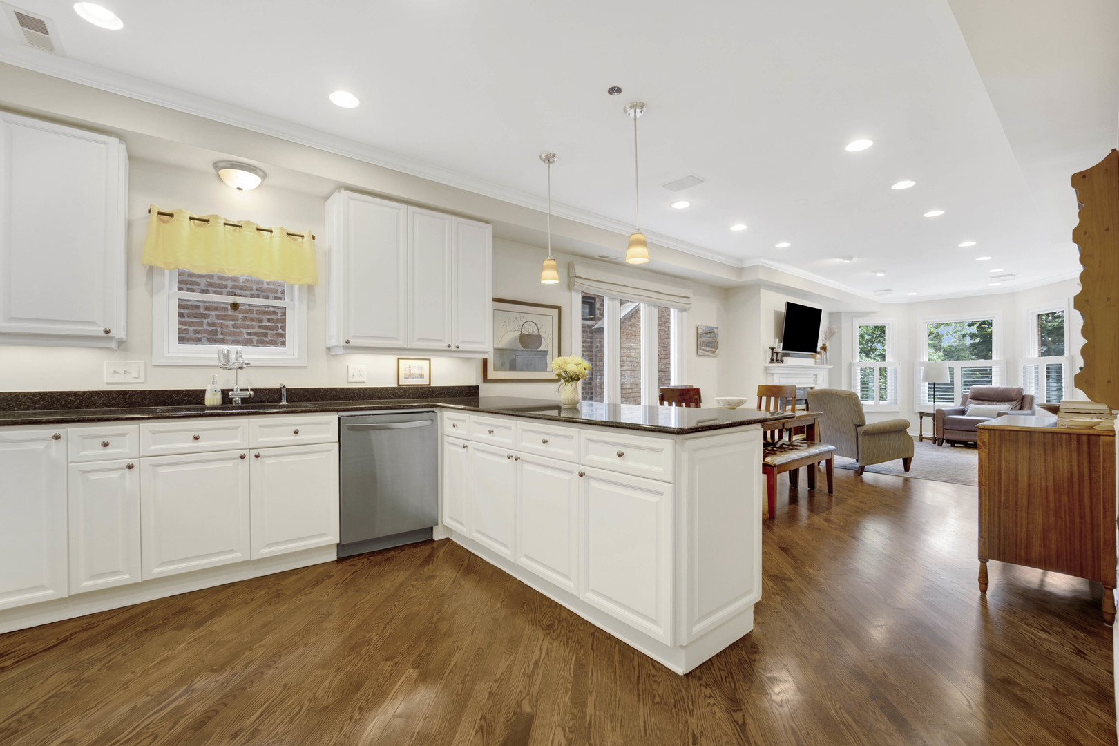 1940 N Hudson Avenue Unit: 2