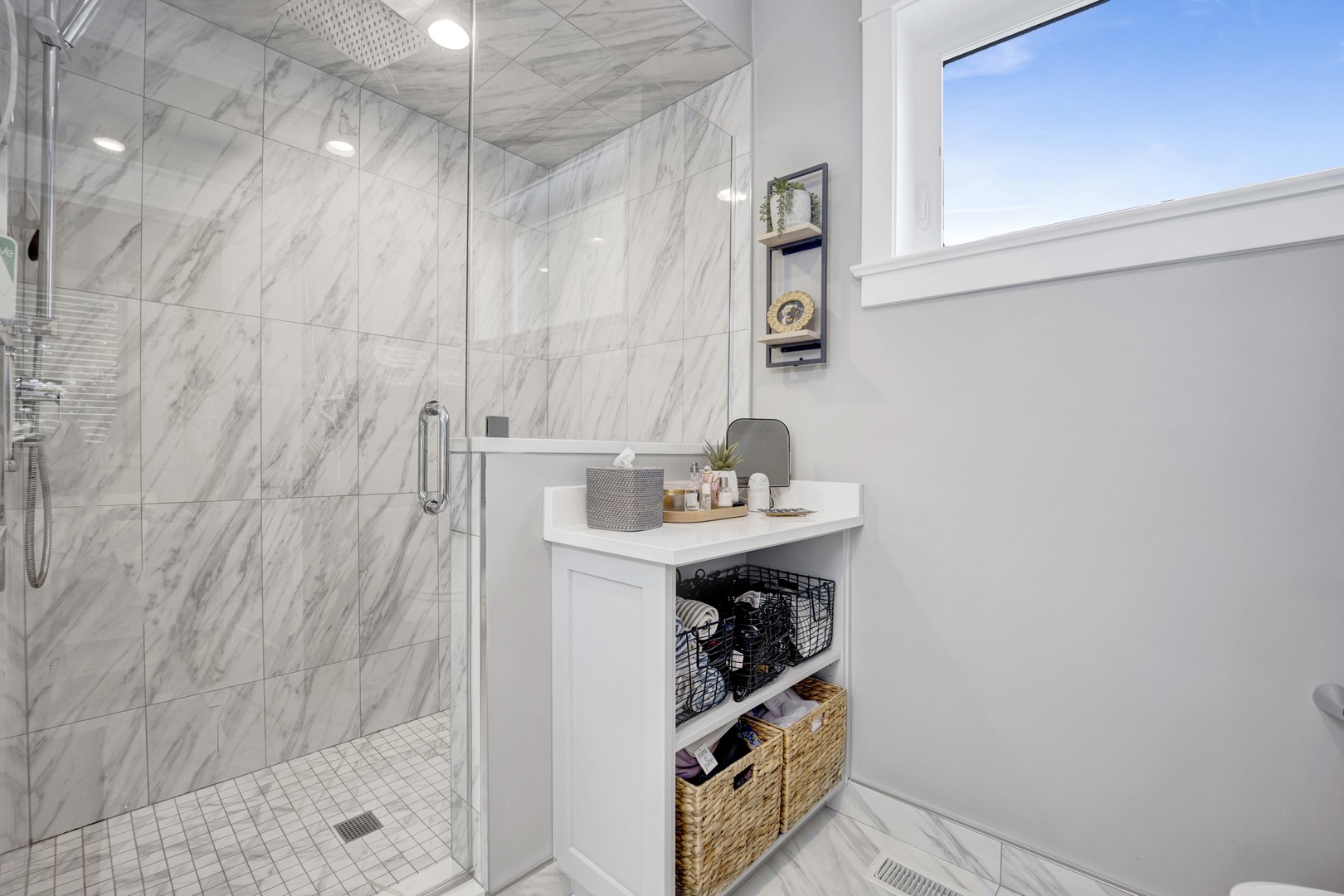 3012 N Leavitt Street Unit: 2