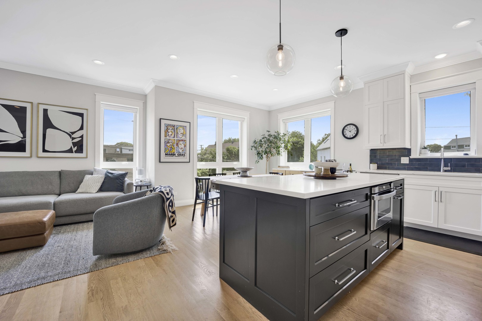 3012 N Leavitt Street Unit: 2